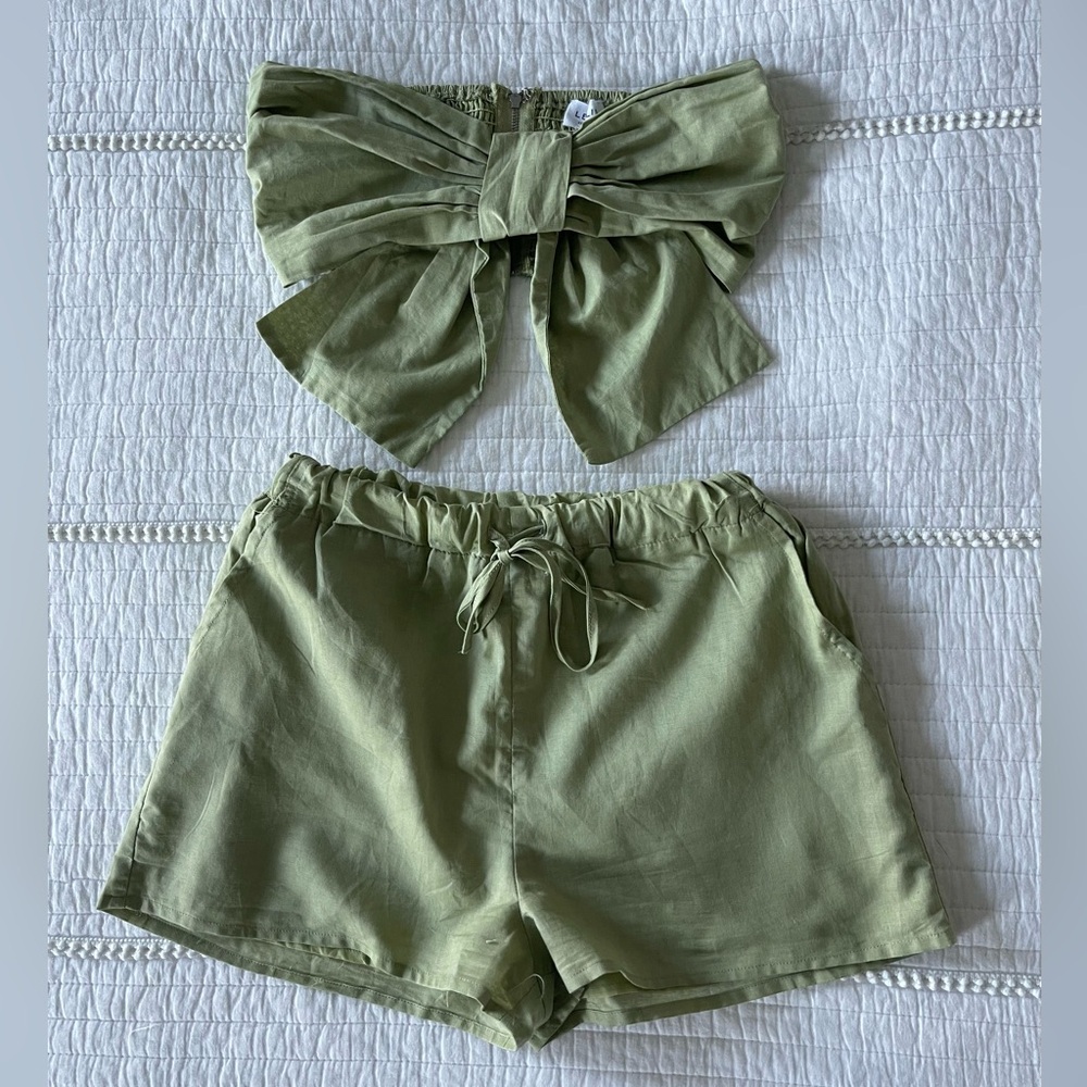 LELIS Boutique 2 piece sage green set. Size XS
Worn once.